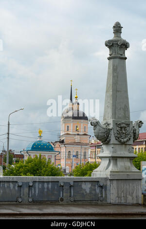 Tomsk, Blick von der steinernen Brücke über den Fluss Ushaika - die Kapelle der Mutter des Gottes Iverskoy, der Kathedrale Stockfoto