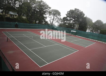 Leere geschlossene Tennis Court spielen Sportplatz gesperrt alle Wetter aufgetaucht Tennisplätze, Indien, Asien Stockfoto