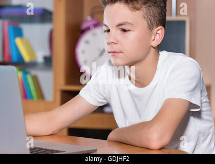 Teen jungen arbeiten am laptop Stockfoto