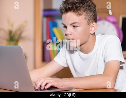 Teen jungen arbeiten am laptop Stockfoto