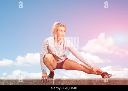 Frau macht eine Kniebeuge Bein Strecken zu passen Stockfoto