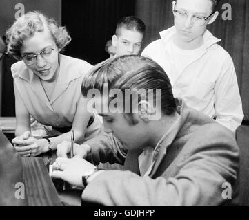 Elvis Presley trifft sich mit Fans und Autogramme im Fox Theater in Detroit, Michigan, 25. Mai 1956. Stockfoto