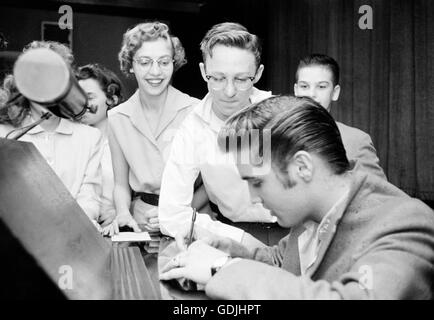 Elvis Presley trifft sich mit Fans und Autogramme im Fox Theater in Detroit, Michigan, 25. Mai 1956. Stockfoto