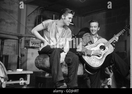 Elvis Presley und seinem Cousin Gene Smith, backstage bei der University of Dayton Fieldhouse, 27. Mai 1956. Stockfoto