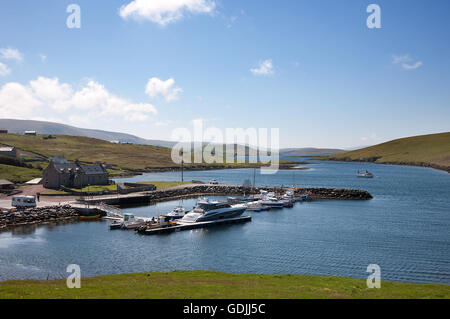 Brücke, Ende Marina, West Burra, Mainland, Shetland-Inseln, Schottland Stockfoto