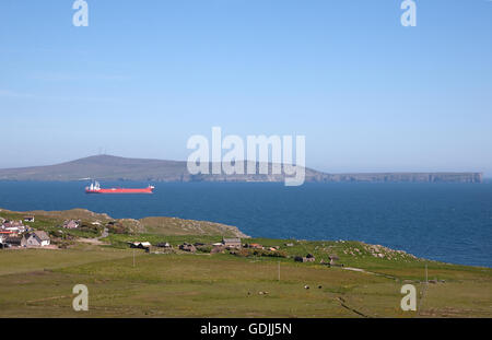 Rohöl-Tanker "Petronordic" in der East Voe Quarff, gesehen vom in der Nähe von Fladdabister, Festland, Shetlands, Scotland, UK Stockfoto