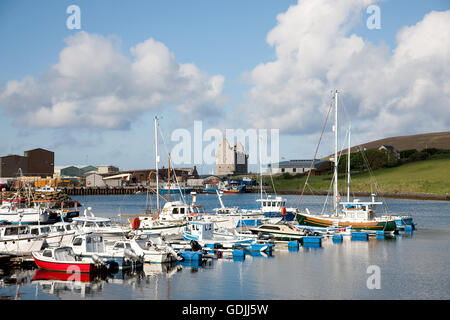 Scalloway Marina und Scalloway Castle, Shetland Islands, Schottland, UK Stockfoto