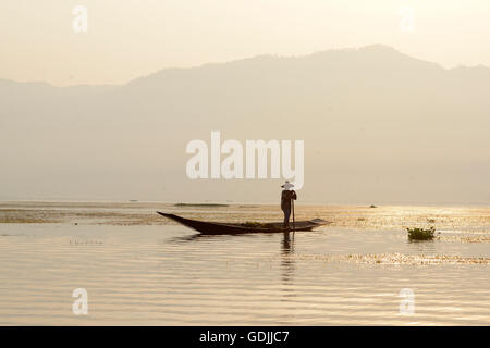 Ein Fishingboat auf dem Inle See in der Nähe der Stadt Nyaungshwe am Inle See in den Shan-Staat im Osten von Myanmar in südöstlich Stockfoto