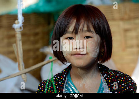 ein Mädchen auf dem Markt im Dorf Phaung Daw Oo am Inle See in den Shan-Staat im Osten von Myanmar in Südostasien. Stockfoto