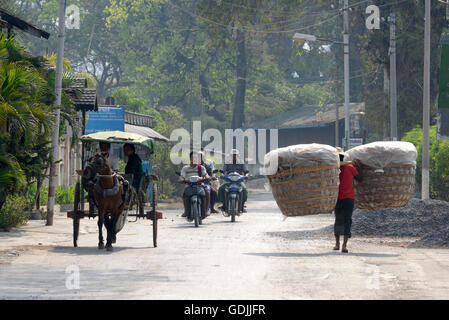 Straßenszene auf einer Straße in der Stadt Nyaungshwe am Inle See in den Shan-Staat im Osten von Myanmar in Südostasien. Stockfoto