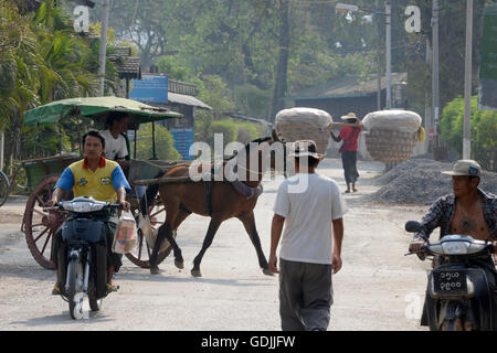 Straßenszene auf einer Straße in der Stadt Nyaungshwe am Inle See in den Shan-Staat im Osten von Myanmar in Südostasien. Stockfoto