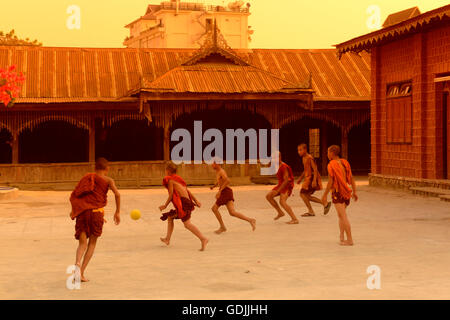 Junge Mönche spielen Fußball in einer Pagode in der Stadt Nyaungshwe am Inle See in den Shan-Staat im Osten von Myanmar im Süden Stockfoto