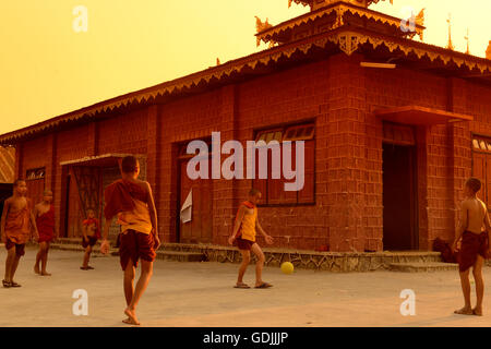 Junge Mönche spielen Fußball in einer Pagode in der Stadt Nyaungshwe am Inle See in den Shan-Staat im Osten von Myanmar im Süden Stockfoto