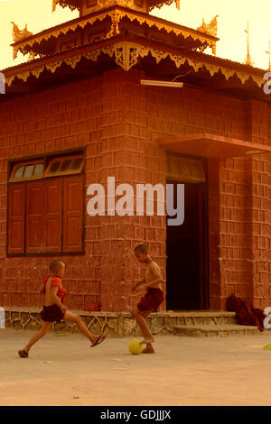 Junge Mönche spielen Fußball in einer Pagode in der Stadt Nyaungshwe am Inle See in den Shan-Staat im Osten von Myanmar im Süden Stockfoto