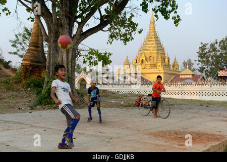 Fußballspieler in Fußballplatz vor der Yadana Man Aung Pagode in der Stadt Nyaungshwe am Inle See in den Shan-Stat Stockfoto