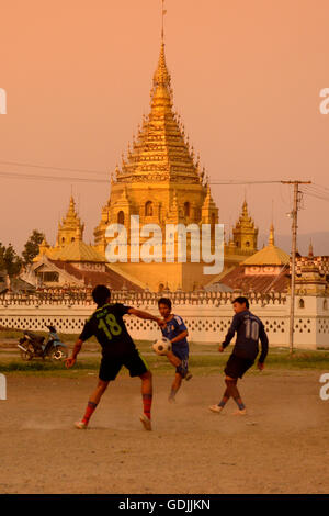 Fußballspieler in Fußballplatz vor der Yadana Man Aung Pagode in der Stadt Nyaungshwe am Inle See in den Shan-Stat Stockfoto