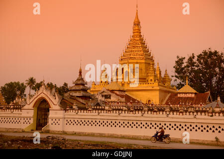 die Yadana Man Aung Pagode in der Stadt Nyaungshwe auf dem Inle-See in der Shan-Staat im Osten von Myanmar in Südostasien. Stockfoto