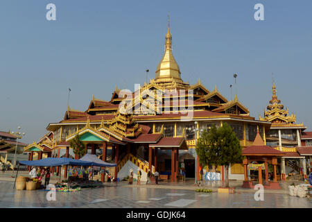 der Tempel im Dorf Phaung Daw Oo am Inle See in den Shan-Staat im Osten von Myanmar in Südostasien. Stockfoto