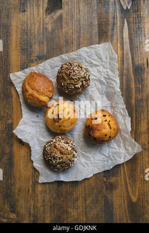 Hausgemachte salzige Muffins, auch genannt Proja Torte gebacken traditionelle Balkan Küche mit herzhaften Käse, Schinken, Eiern und Paprika gemacht von Stockfoto