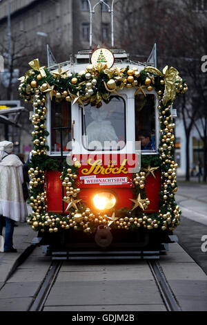 Speziell dekoriertes Weihnachten Straßenbahn Fahrt durch die Straßen von Wien Stockfoto