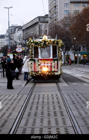 Speziell dekoriertes Weihnachten Straßenbahn Fahrt durch die Straßen von Wien Stockfoto
