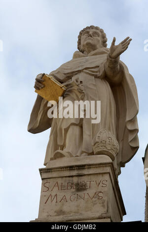 Albertus Magnus Alias Albert dem großen und Albert von Köln an der Fassade der Dominikanerkirche in Wien, Österreich Stockfoto