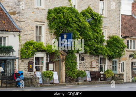 Die Federn Hotel Helmsley, North Yorkshire - malerische, historische Kneipe sitzt in der Mitte der Stadt, mit einem attraktiven Äußeren. Stockfoto