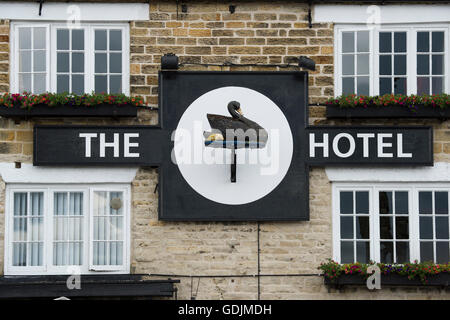 Black Swan Hotel, Helmsley, North Yorkshire - Nahaufnahme des Zeichens außerhalb dieses beliebte Boutique-Hotel in der Stadt. Stockfoto