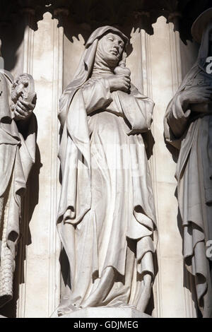 Statue des Heiligen vom Westportal der gotischen Kirche Maria am Gestade in Wien 10. Oktober 2014. Stockfoto