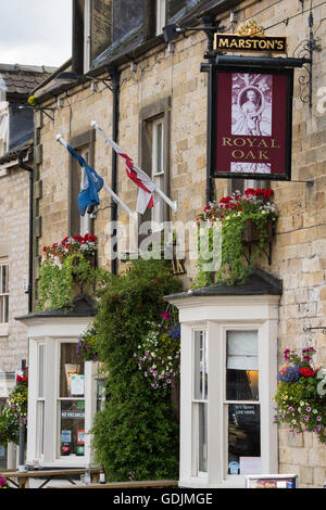 Das Royal Oak Hotel Helmsley, North Yorkshire - malerische, historische Kneipe sitzt in der Mitte der Stadt mit einem attraktiven Äußeren. Stockfoto