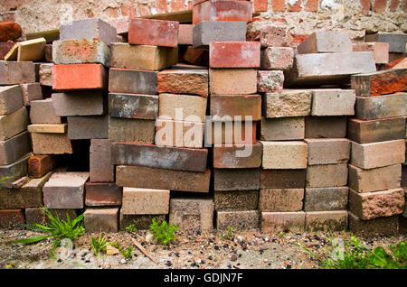 Lehmziegeln unterschiedlicher Farbe und Typ bereit, die verwendet werden, um Mauern zu errichten Stockfoto