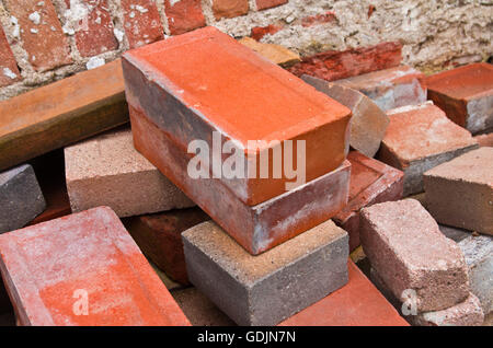 Lehmziegeln unterschiedlicher Farbe und Typ bereit, die verwendet werden, um Mauern zu errichten Stockfoto