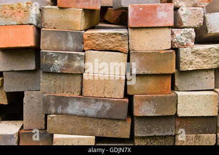 Lehmziegeln unterschiedlicher Farbe und Typ bereit, die verwendet werden, um Mauern zu errichten Stockfoto