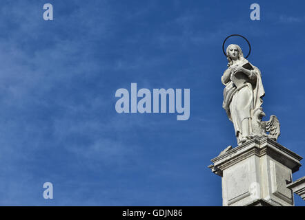 Statue von Johannes der Evangelist und Apostel von Barockfassade o Santa Maria Assunta Jesuiten-Kirche in Venedig (18. Jahrhundert) Stockfoto
