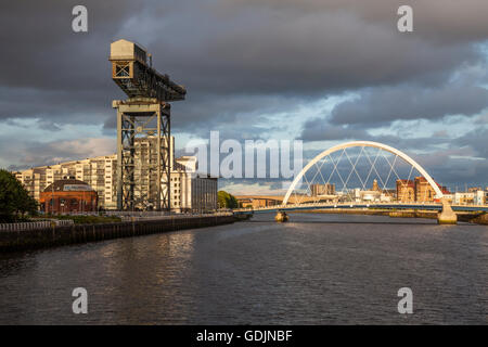 Sturmwolken über den River Clyde in Glasgow. Auf dem Foto gezeigt werden "Squinty Brücke" (Clyde Arc) und der Finnieston Crane. Stockfoto