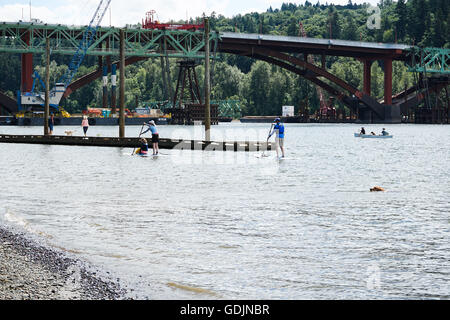 Paddel-Boarder am Willamette River vor der Sellwood Bridge, Portland Oregon aufstehen Stockfoto