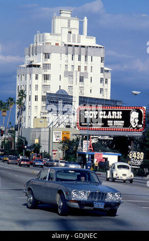 Sunset Strip mit Roy Clark Billboard und dem sunset Tower Hotel ca. 1970er Jahre Stockfoto