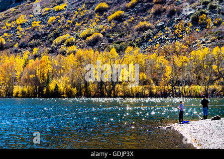 Fishermen at Grant lake California Highway 158 the June lake loop in the Eastern Sierra Nevada Mountains Stockfoto