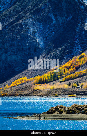 Fishermen at Grant lake California Highway 158 the June lake loop in the Eastern Sierra Nevada Mountains Stockfoto