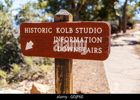 Ein Schild, Touristen, Kolb Studio an den South Rim des Grand Canyon National park Stockfoto