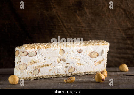 Torrone oder Nougat mit Nüssen auf Holz Hintergrund Stockfoto