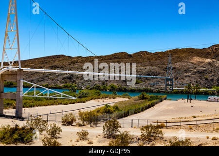 Eine Rohr-Brücke über den Colorado River an der Spitze der Topock Schlucht Stockfoto