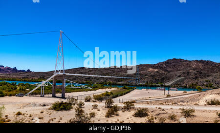 Eine Rohr-Brücke über den Colorado River an der Spitze der Topock Schlucht Stockfoto