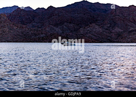 Eine Bootsfahrt zum Sonnenuntergang auf See Mojave an der Arizona-Nevada-Grenze von Katherine Landung Boot starten-Anlage in Arizona Stockfoto