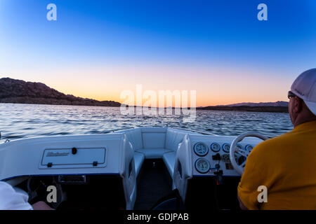 Eine Bootsfahrt zum Sonnenuntergang auf See Mojave an der Arizona-Nevada-Grenze von Katherine Landung Boot starten-Anlage in Arizona Stockfoto