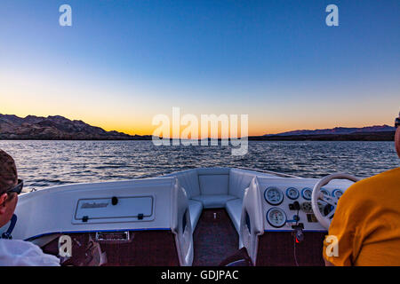 Eine Bootsfahrt zum Sonnenuntergang auf See Mojave an der Arizona-Nevada-Grenze von Katherine Landung Boot starten-Anlage in Arizona Stockfoto