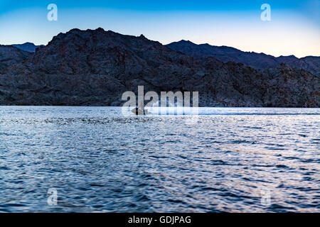 Eine Bootsfahrt zum Sonnenuntergang auf See Mojave an der Arizona-Nevada-Grenze von Katherine Landung Boot starten-Anlage in Arizona Stockfoto