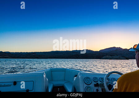 Eine Bootsfahrt zum Sonnenuntergang auf See Mojave an der Arizona-Nevada-Grenze von Katherine Landung Boot starten-Anlage in Arizona Stockfoto