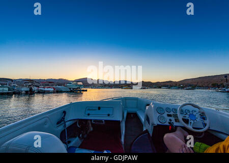 Eine Bootsfahrt zum Sonnenuntergang auf See Mojave an der Arizona-Nevada-Grenze von Katherine Landung Boot starten-Anlage in Arizona Stockfoto