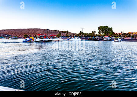 Eine Bootsfahrt zum Sonnenuntergang auf See Mojave an der Arizona-Nevada-Grenze von Katherine Landung Boot starten-Anlage in Arizona Stockfoto